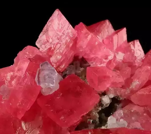 人面桃花相映红——红纹石